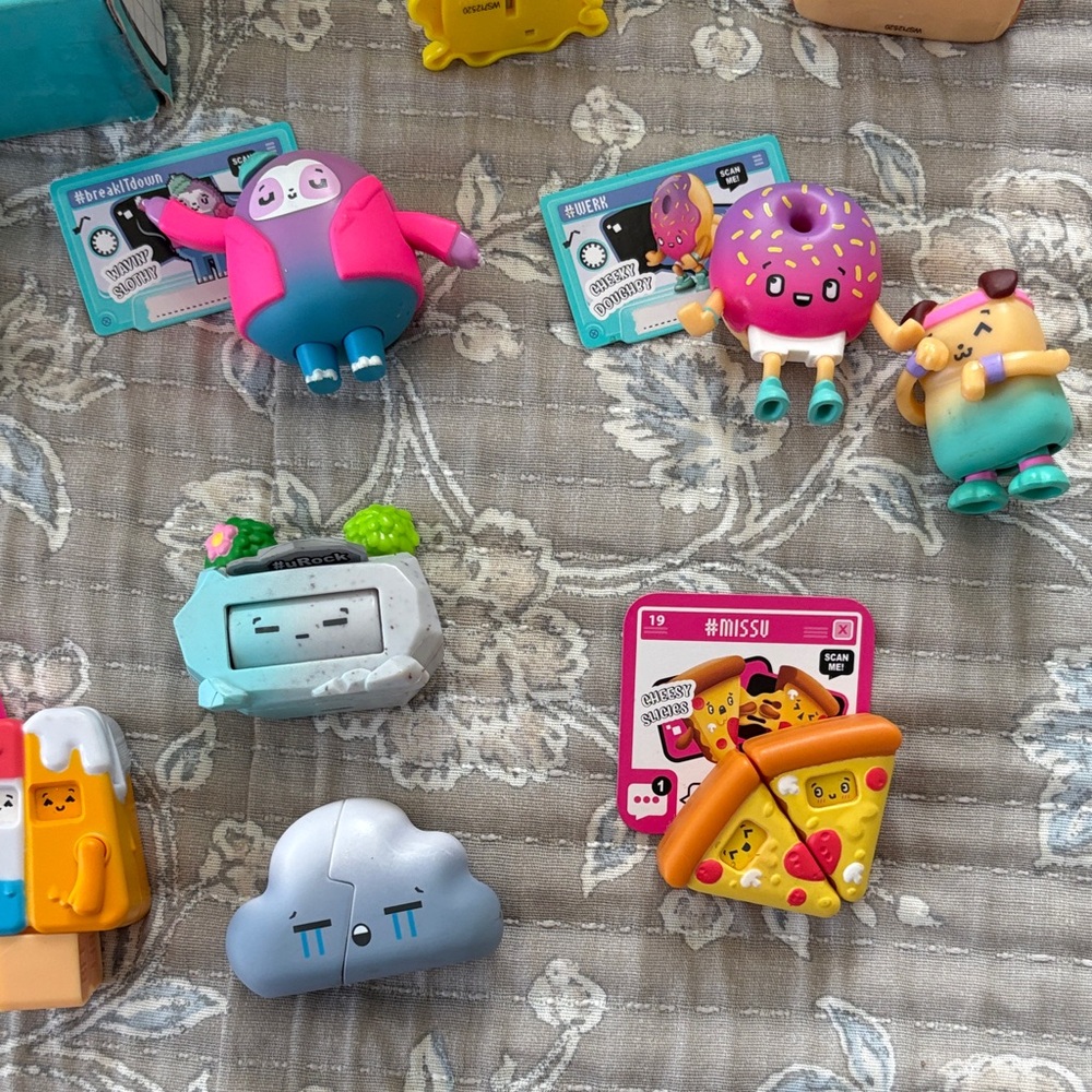 Oh My GIF toys and stereo case - Picture 3 of 5